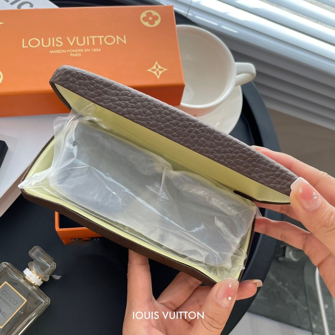 Packaged VL Sunglasses with Texture