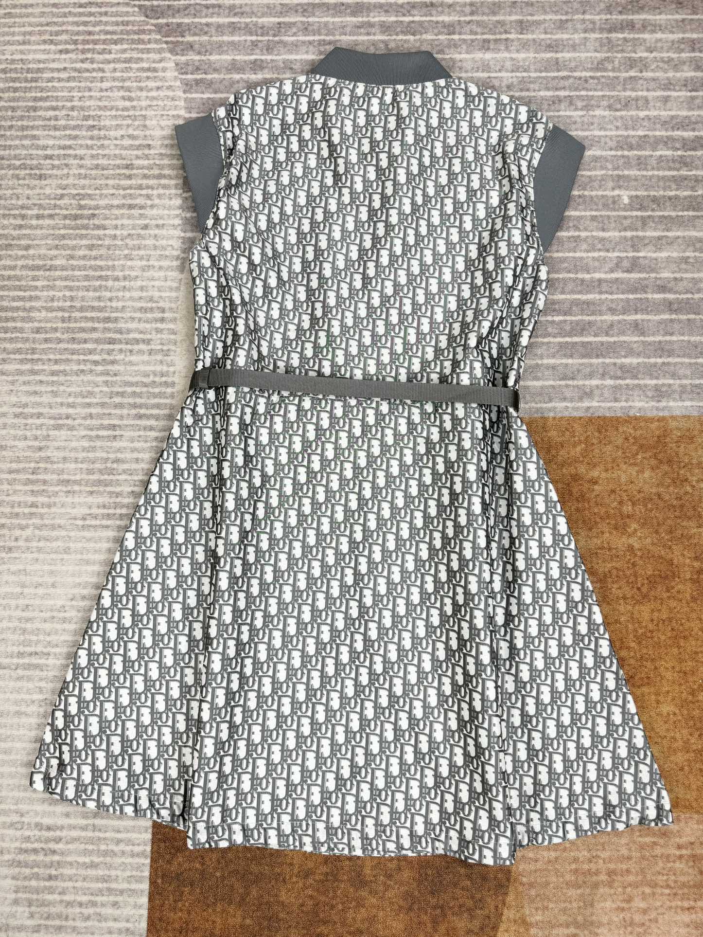 Schlankes Presbyopie-Kleid