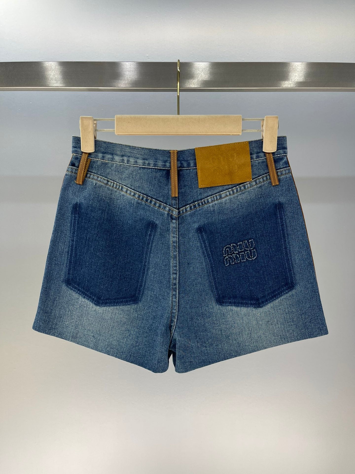 Falsche Taschenbuchstaben gestickte Patch-Shorts