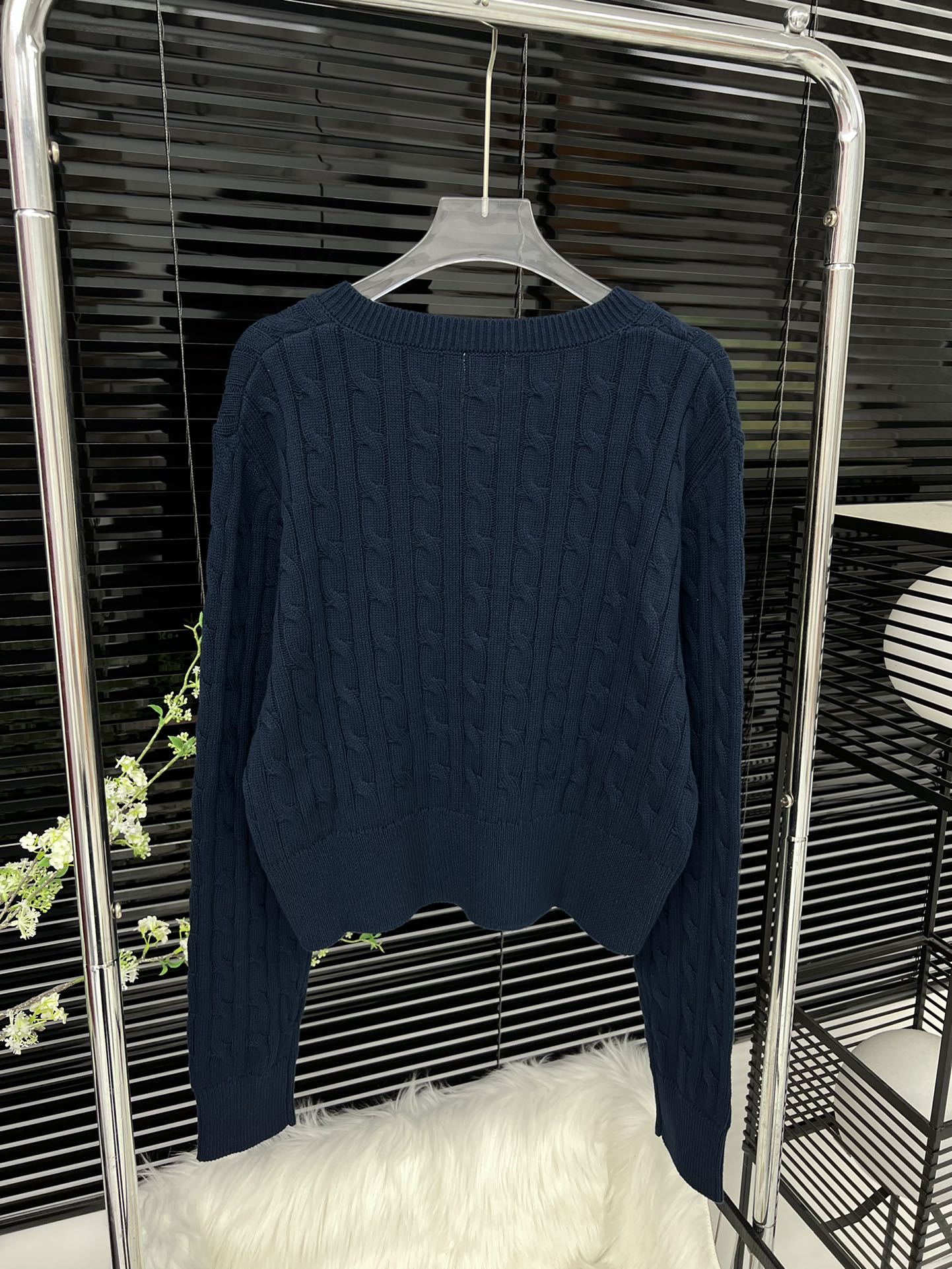 Verdrehter V-Ausschnitt bestickter kurzer Pullover