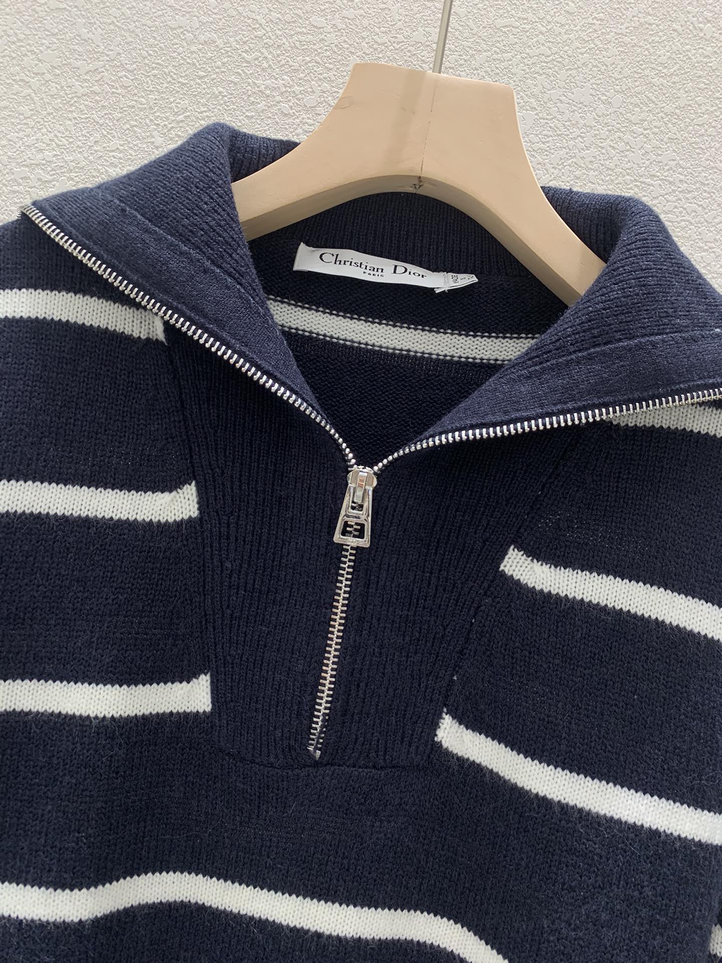 Marinefarbener Kragen Strickpullover