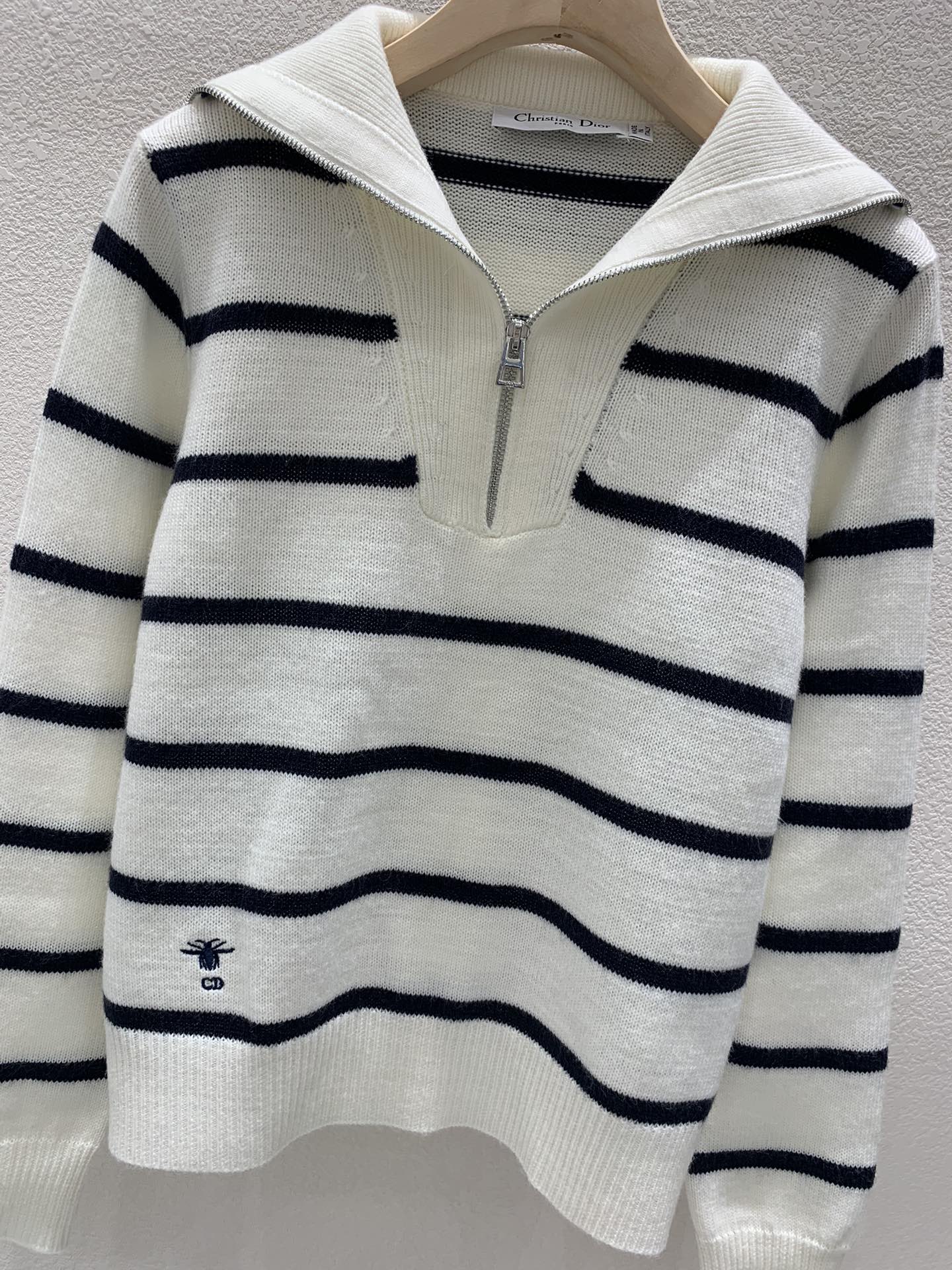 Marinefarbener Kragen Strickpullover