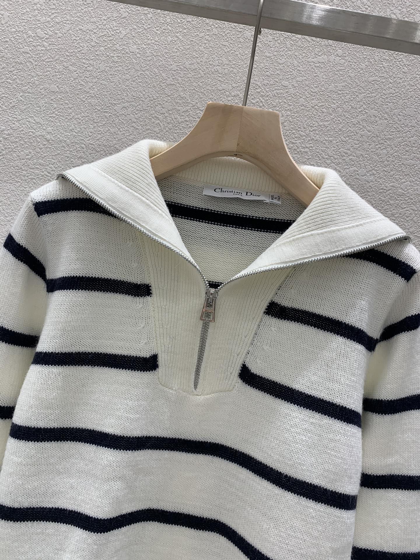 Marinefarbener Kragen Strickpullover