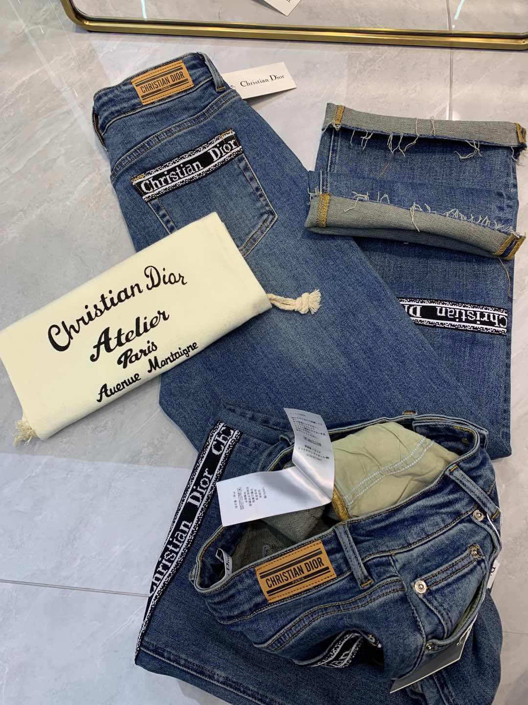 Straight jeans with ribbon design