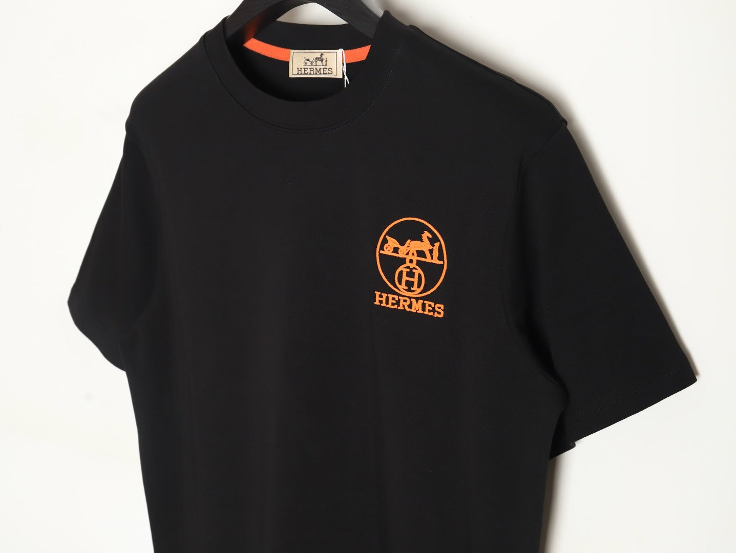 Orange circle embroidered short-sleeved T-shirt