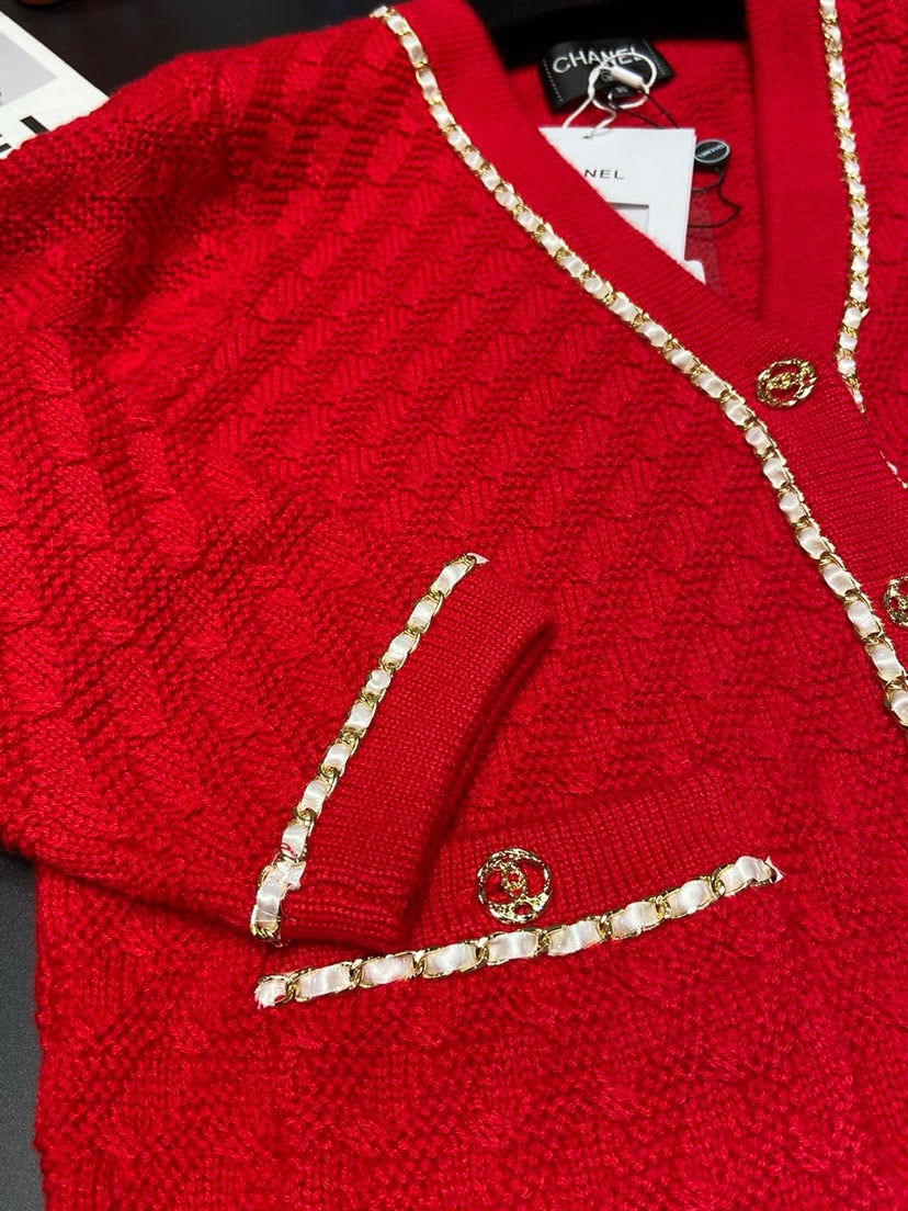 Roter gestrickter Cardigan