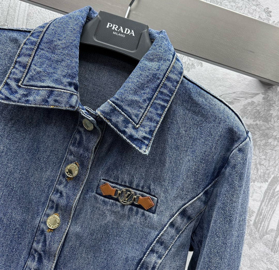 Veste en denim à manches longues avec revers et boucle en cuir avec logo en métal sur la poitrine