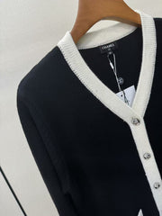 Knitted V-neck cardigan with two pockets