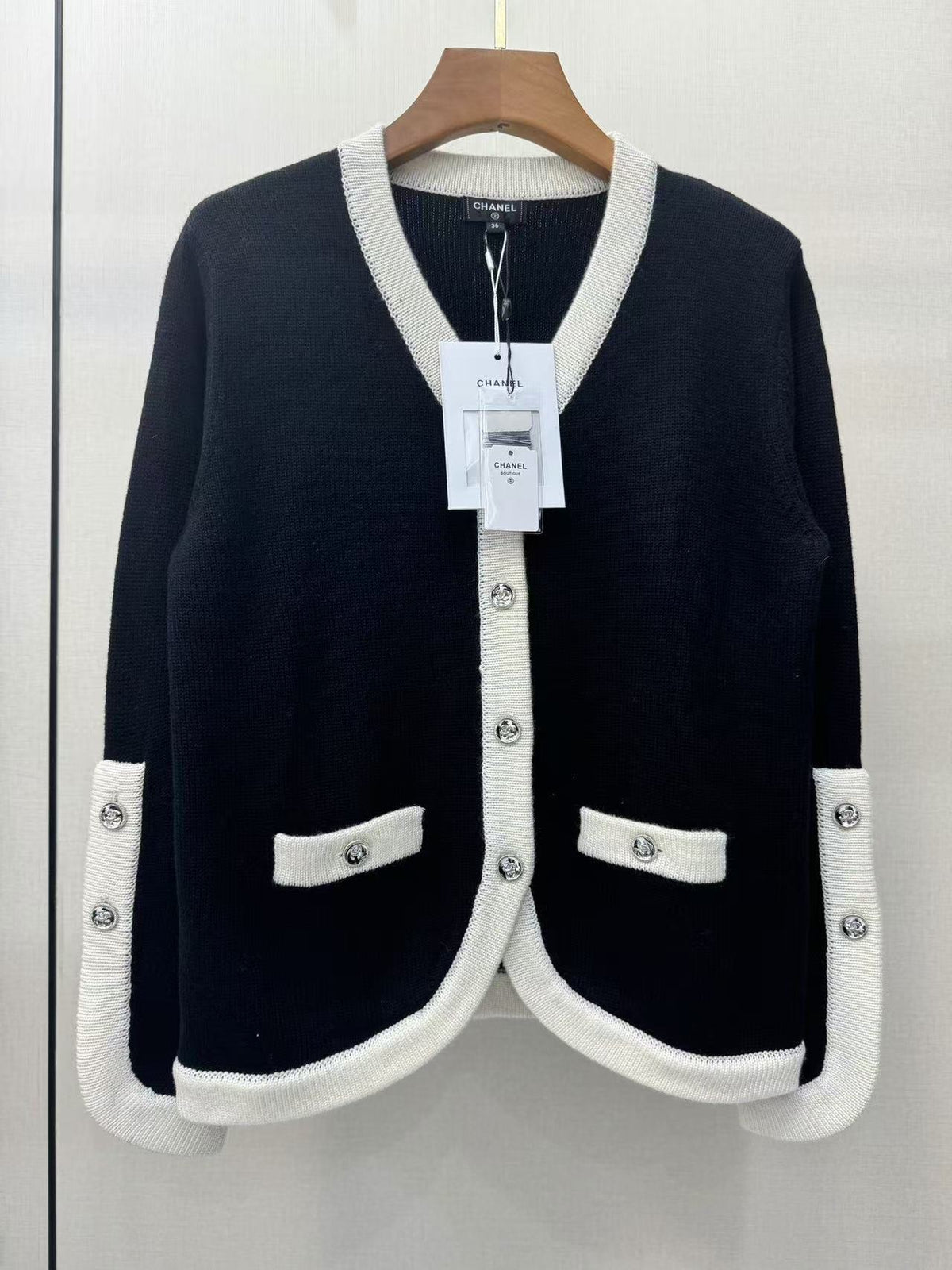 Knitted V-neck cardigan with two pockets