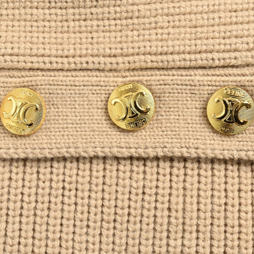 Einreihiger Damenpullover mit goldenen Knöpfen am Revers