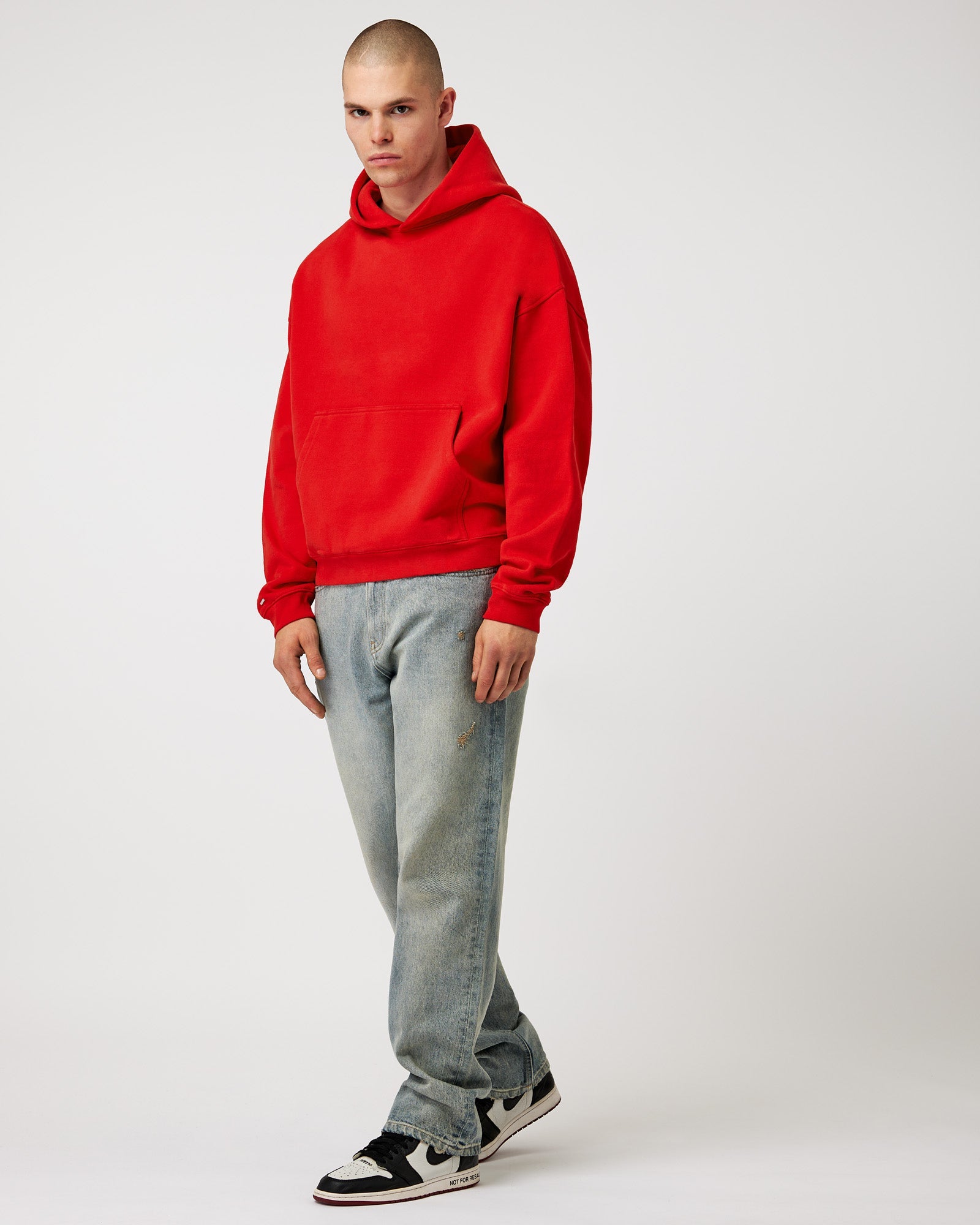 Schwer geschnittenes flammend rotes Basic Hoodie