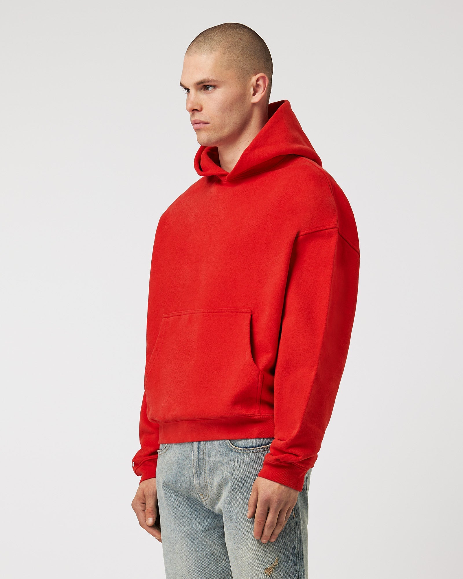 Schwer geschnittenes flammend rotes Basic Hoodie