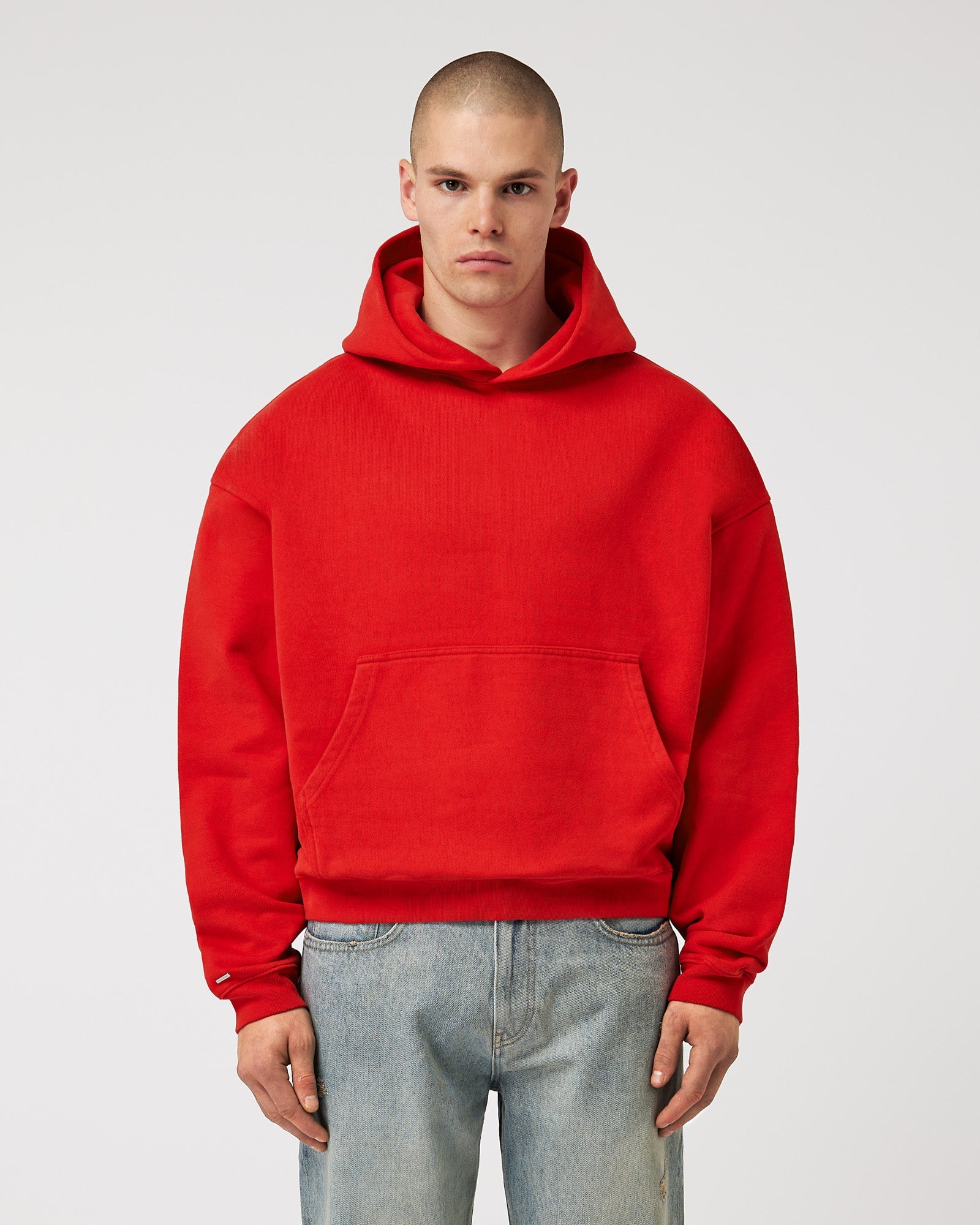 Schwer geschnittenes flammend rotes Basic Hoodie