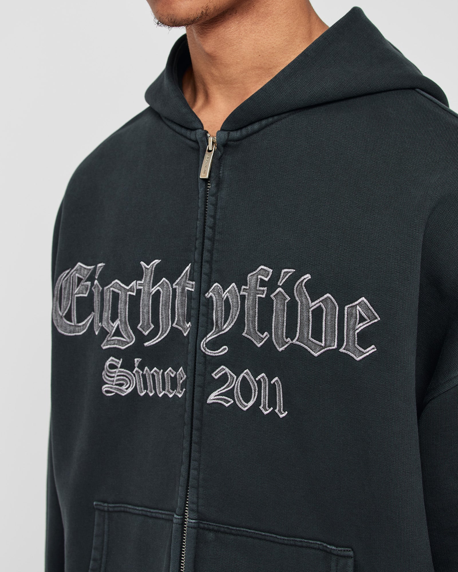 Sweat à capuche zippé avec logo imposant