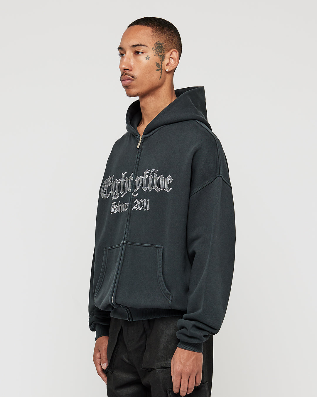 Sweat à capuche zippé avec logo imposant