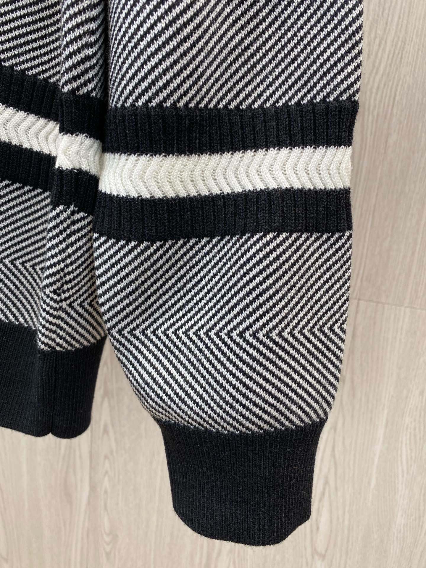 Xiao Xiang autumn and winter embroidered striped knit pullover jumper